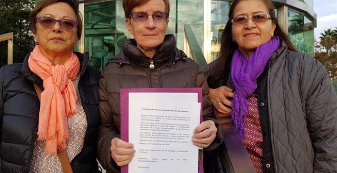 Representantes de asociaciones feministas ante el hotel donde iba a celebrase la jornada informativa sobre vientres de alquiler. (EP)