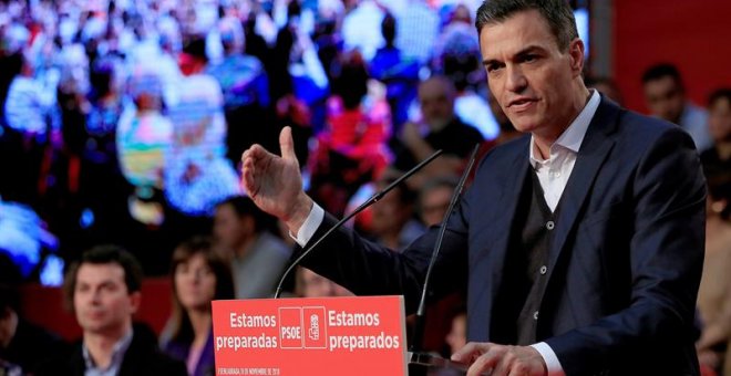 El presidente del Gobierno, Pedro Sánchez, durante su intervención en un mitin multitudinario en el municipio madrileño de Fuenlabrada, rodeado de los candidatos del PSOE a presidentes autonómicos, primer gran acto preelectoral desde su llegada a la Monc