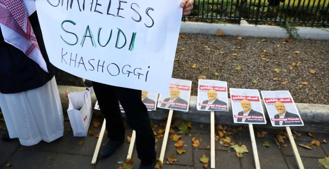 Un manifestante protesta frente a la embajada de Arabia Saudí en Londres por el asesinato de Jamal Khashoggi. SIMON DAWSON/REUTERS