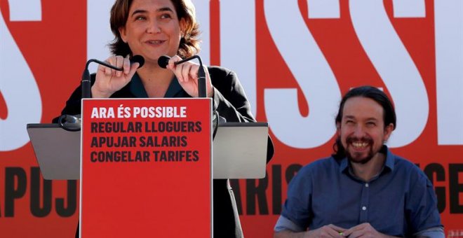 La alcaldesa de Barcelona, Ada Colau, y el secretario general de Podemos, Pablo Iglesias, durante el acto que han celebrado hoy en Barcelona para explicar el impacto de los presupuestos sobre los barceloneses, en un acto con el título "Ahora es posible".