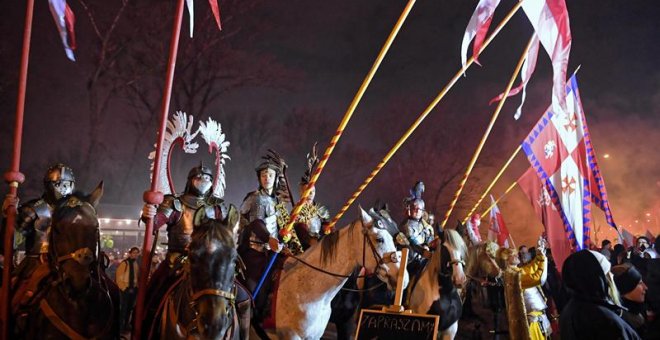 Participantes en la marcha que recorrió Varsovia para conmemorar el centenario de la independencia de Polonia. / EFE