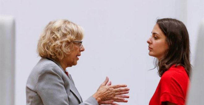 La portavoz del ayuntamiento de Madrid, Rita Maestre, con la alcaldesa, Manuela Carmena - EFE