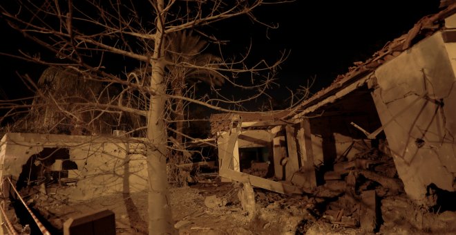 Vista de una casa dañada este martes por un misil disparado desde la Franja de Gaza en la ciudad sureña de Ashkelon (Israel) - EFE/ Atef Safadi