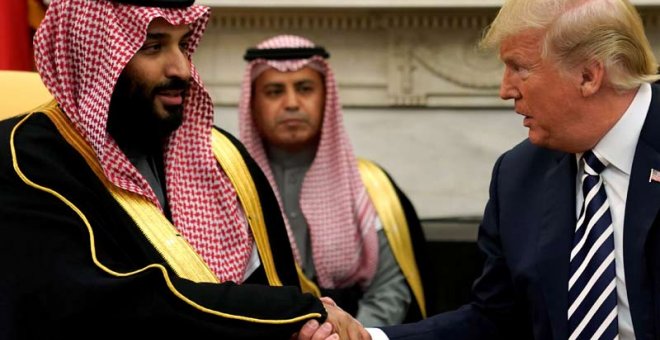 El príncipe heredero saudí saluda a Donald Trump durante una visita a la Casa Blanca. (ARCHIVO | REUTERS)