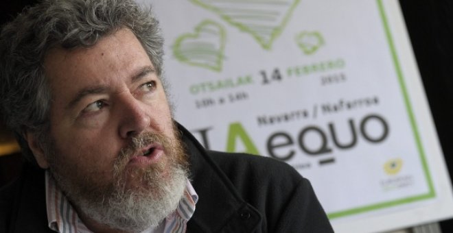 Foto de archivo del diputado de EQUO, Juantxo Lopez de Uralde, durante una conferencia de prensa | EFE