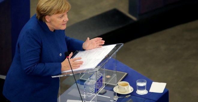 La canciller alemana, Angela Merkel, durante su discurso en el Parlamento Europeo en el que ha defendido la creación de un ejército que englobe a toda la Unión Europea | Vincent Kessler / Reuters