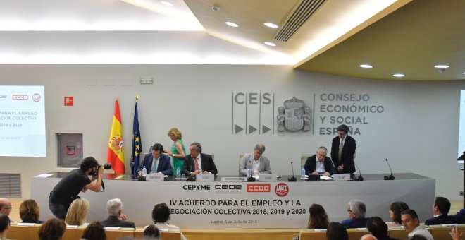 Patronal y sindicatos firman en la sede del CES el  IV Acuerdo para el Empleo y la Negociación Colectiva (AENC) 2018-2020. EFE