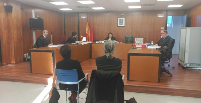 Carolina Martínez y Clemente Bernad durante el juicio. (EP)