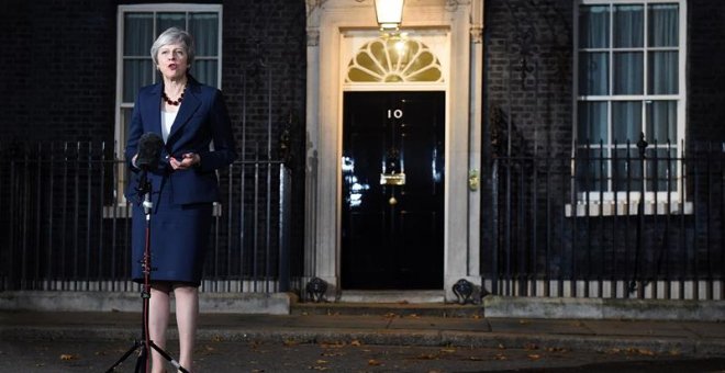 14/11/2018.- La primera ministra británica, Theresa May, ofrece una rueda de prensa en el exterior del número 10 de Downing Street, en Londres (Reino Unido), hoy, 14 de noviembre de 2018. May afirmó hoy que el acuerdo al que ha llegado con la Unión Europe