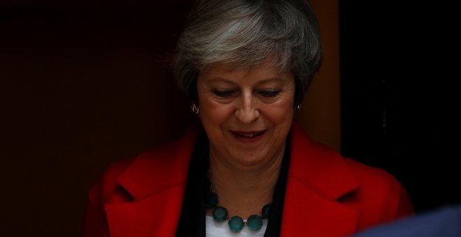La premier británica, Theresa May, sale del 10 de Downing Street. /REUTERS