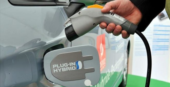El Gobierno multara con 30 millones a las gasolineras que no se reconviertan en 'electrolineras' | EFE