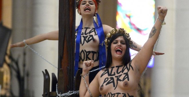 Las activistas de Femen que se encadenaron en la catedral de Almudena  |  AFP