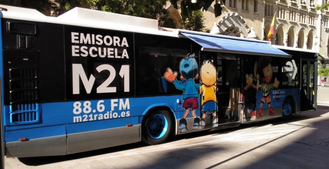 M-21, la emisora escuela del Ayuntamiento, monta un estudio de radio en un antiguo bus de la EMT para incorporar la experiencia a los colegios e institutos de la capital