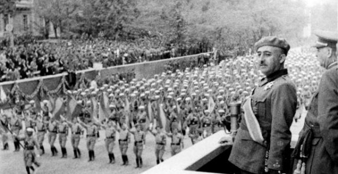 Franco en el primer desfile de la Victoria. Ese mismo día se le concedió la mayor distinción militar del Ejército español