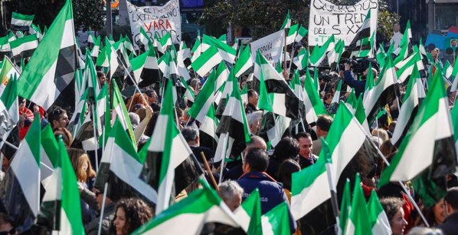 Cientos de personas se han concentrado hoy en Madrid para exigir un "tren digno y del siglo XXI" que conecte a la capital con Extremadura porque es el "puente" con Portugal, por lo que "conecta Madrid con Europa". La manifestación, convocada por el Partid