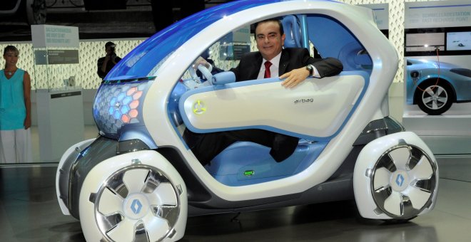 Foto de archivo del entonces presidente ejecutivo de Renault, Carlos Ghosn, durante la presentación del modelo eléctrico Renault Twizzy en el ámbito del Salón Internacional del Motor en Fráncfort (Alemania) en septiembre de 2009. EFE/Mauritz Antin