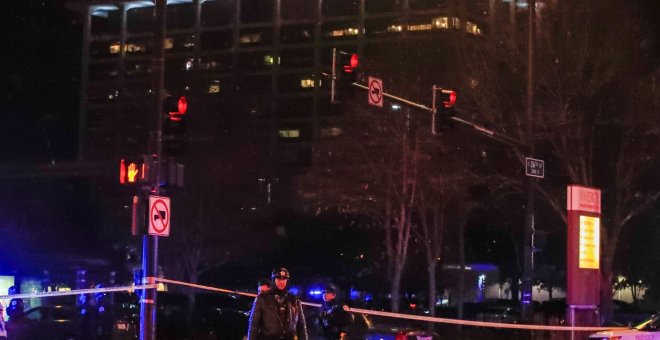 Oficiales de Policía de Chicago controlan el tráfico cerca del Hospital Mercy, escena de un tiroteo en Chicago - EFE/Tannen  Maury