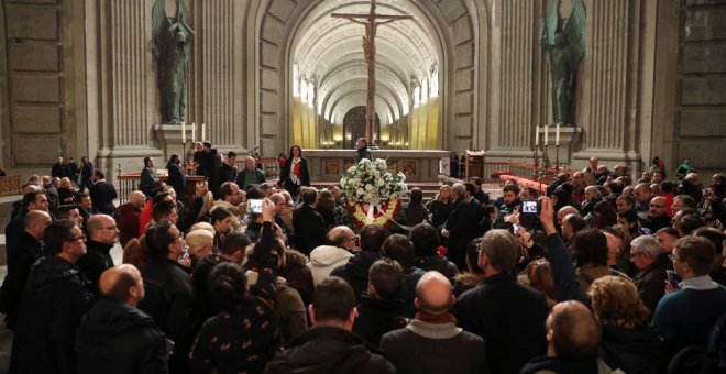 Decenas de personas se arremolinan en torno a la tumba del dictador en la basílica del Valle de los Caídos. (SUSANA VERA | REUTERS)