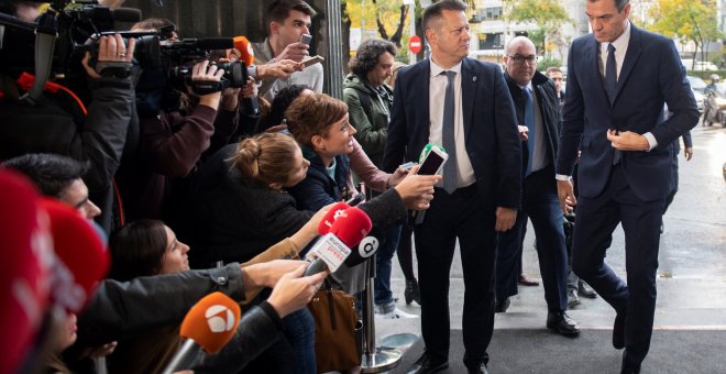 Los periodistas esperan al presidente del Gobierno, Pedro Sánchez, a su llegada al foro económico organizado por 'The Economist'. REUTERS