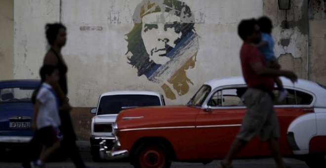 16/03/2016. Unas personas pasan por delante de una pintura del Che Guevara en La Habana. REUTERS/Ueslei Marcelino