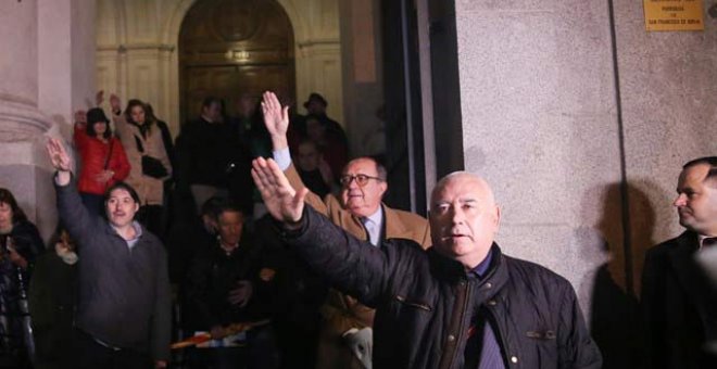 Varias personas realizan el saludo fascista a las puertas de la iglesia de San Francisco de Borja. (A.T)