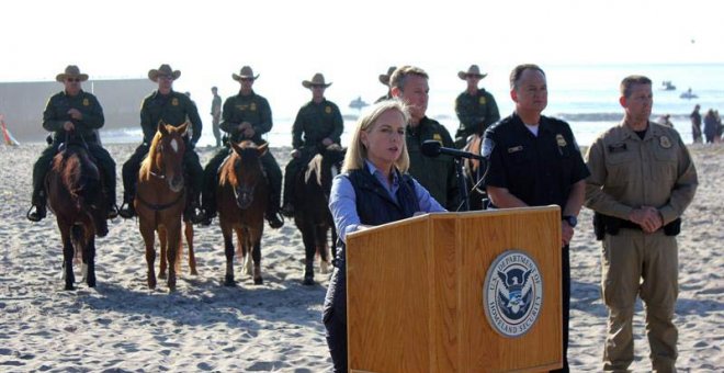 La secretaria del Departamento de Seguridad Nacional (DHS) de Estados Unidos, Kirstjen Nielsen, habla durante una rueda de prensa en playa Imperial de San Diego, en la frontera con México. (RAFAEL SALIDO | EFE)
