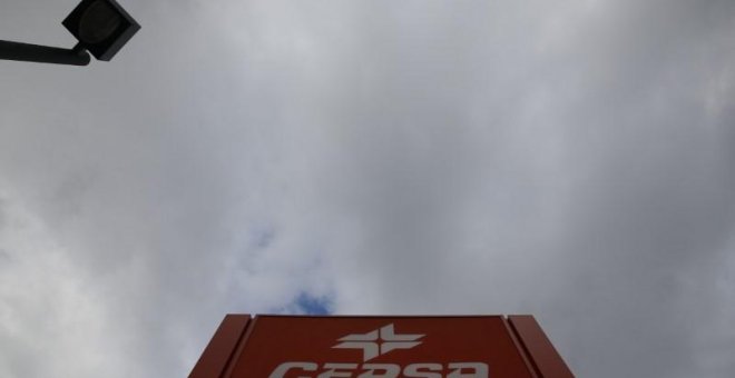 El logo de Cepsa en una gasolinera en Madrid. REUTERS/Sergio Pérez
