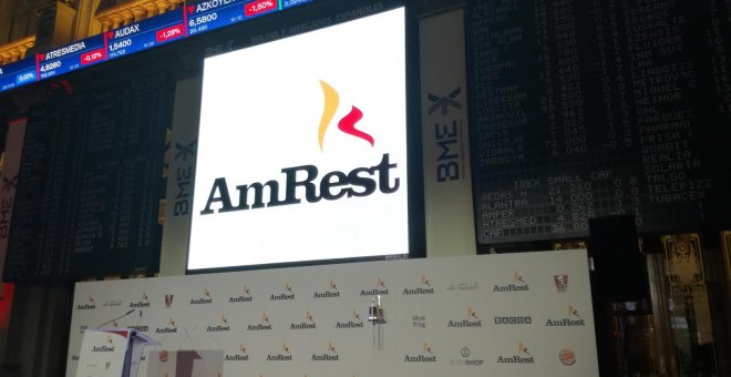 El logo del grupo de restauracióm AmRest, en el panel de la Bolsa de Madrid, poco antes del comienzo de su cotización. E.P.