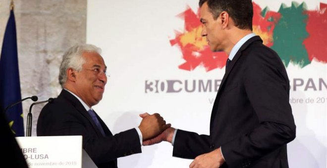 El presidente del Gobierno español, Pedro Sánchez y el primer ministro portugués, Antonio Costa, se saludan en el marco de la XXX Cumbre Hispano-Portuguesa celebrada en Valladolid. (KIKO HUESCA | EFE)
