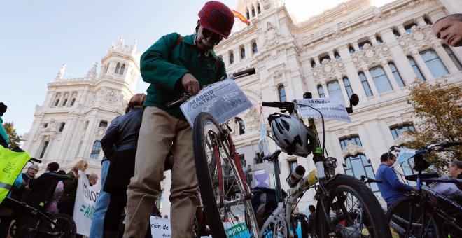 Una hombre se manifiesta con su bicicleta en favor del proyecto de Madrid Central a las puertas del Palacio de Cibeles.  EFE/Ángel Díaz