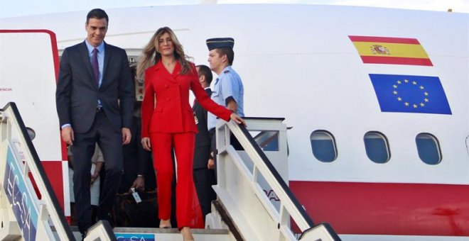 El presidente español, Pedro Sánchez (i), y su esposa María Begoña Gómez (d), descienden del avión a su llegada a La Habana. /EFE
