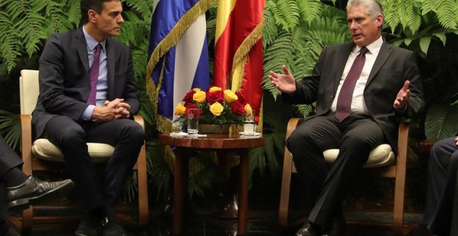 El presidente cubano Miguel Díaz-Canel (d) y el presidente del Gobierno español, Pedro Sánchez, durante la reunión bilateral celebrada en el Palacio de la Revolución, en La Habana. /EFE