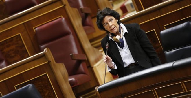 La ministra de Educación Isabel Celaá, durante la sesión de control en el Congreso el 21 de noviembre. /EFE