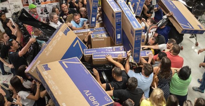 Decenas de personas compran televisores hoy, en un supermercado de la ciudad de Sao Paulo (Brasil), durante una campaña de descuentos previa al denominado "Black Friday" (Viernes Negro). El 91 % de los brasileños manifestaron que pretenden hacer alguna co