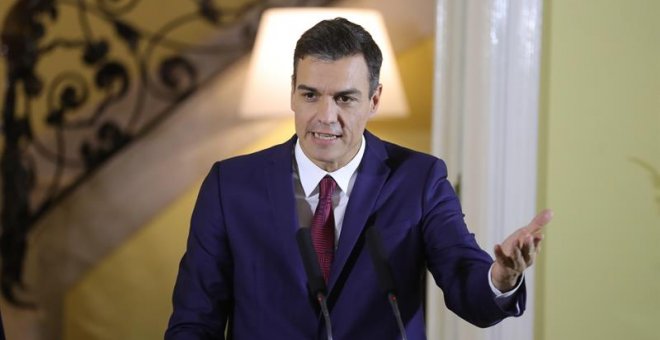 23/11/2018.- El presidente del Gobierno de España, Pedro Sánchez, habla ante los medios de comunicación en la Residencia del Embajador, hoy en La Habana (Cuba). Sánchez se encuentra en una visita oficial de dos días a la Isla. EFE/Juanjo Martín