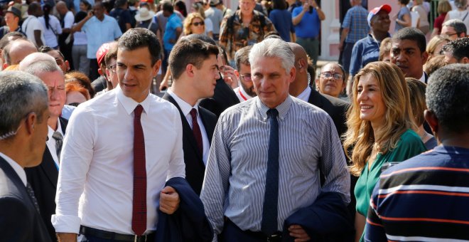 El presidente del Gobierno, Pedro Sánchez, junto al presidente de Cuba, Miguel Díaz-Canel. - REUTERS