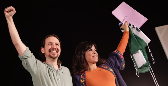 Pablo Iglesias y Teresa Rodríguez, por José Camó.