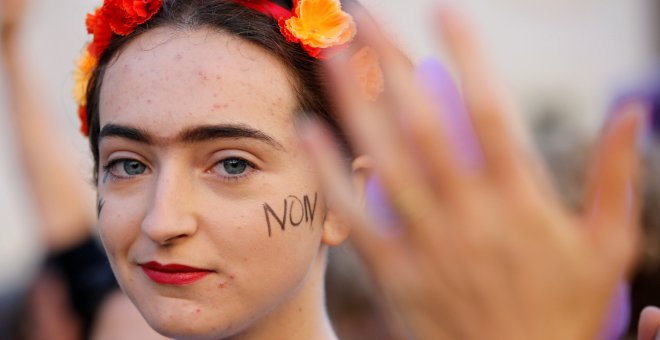 Una mujer asiste a una manifestación contra la violencia de género y sexual contra las mujeres, en Marsella, Francia, este sábado. REUTERS / Jean-Paul Pelissier
