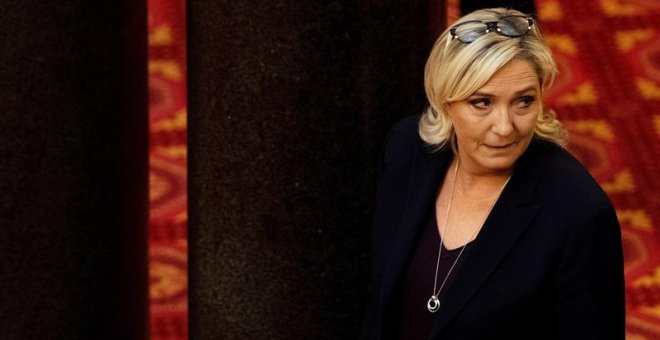 La líder del partido ultraderechista francés Frente Nacional (FN), Marine Le Pen (izq) visita el Parlamento de Sofía, en Bulgaria, hoy 16 de noviembre de 2018. EFE/ Vassil Donev