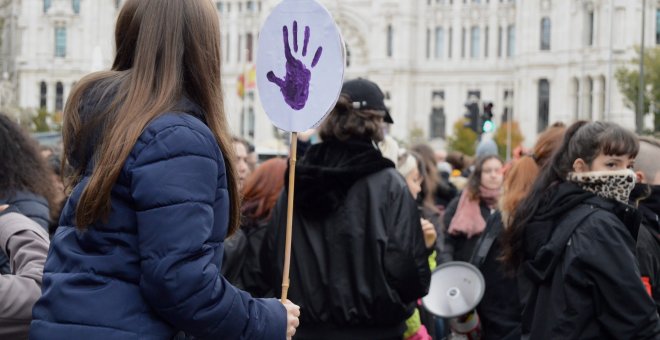 Una niña observa de la concentración feminista en el centro de Madrid - Arancha Ríos