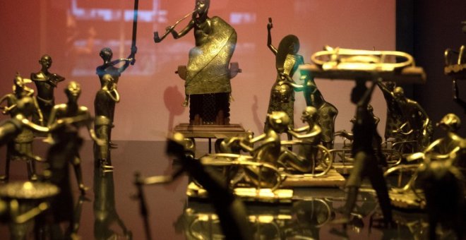 Objetos en exhibición en París en el Museo de Quai Branly- Jacques Chirac, que posee setenta mil piezas provenientes de África subsahariana .-GERARD JULIEN / AFP