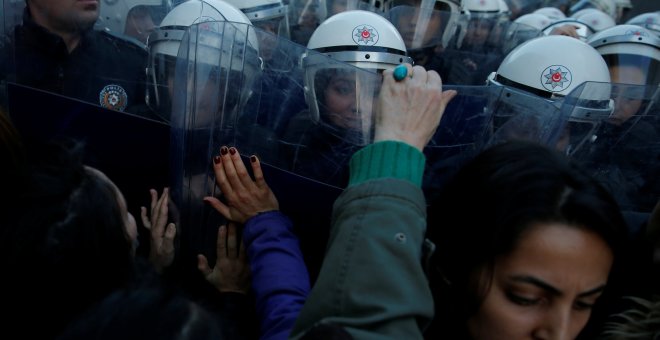 Activistas por los derechos de las mujeres, frente la policía antidisturbios mientras intentan marchar a través de la Plaza Taksim para protestar contra la violencia de género en Estambul, Turquía. REUTERS / Huseyin Aldemir