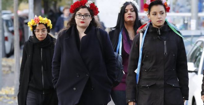 Absueltas las dos activistas de Femen que se encadenaron al altar de la Almudena | EFE