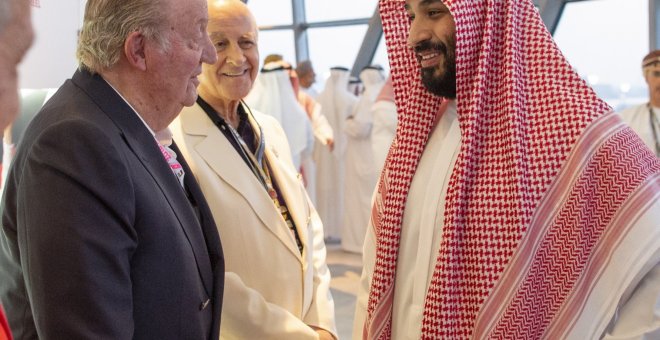 Foto distribuida por la Corte Real de Arabia Saudí del encuentro del rey Juan Carlos I con el príncipe heredero Mohammad Bin Salman, durante el Gran Premio de Fórmula 1 de Abu Dabi 2018. EFE / EPA / BANDAR ALGALOUD / SAUDI ROYAL COURT