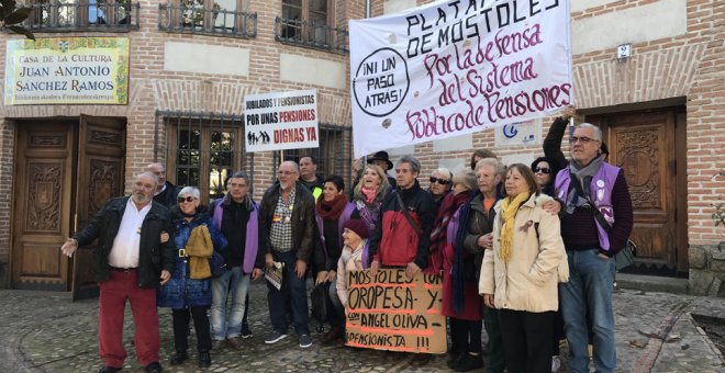 La plataforma de pensionistas de Móstoles, junto a Ángel Oliva. J.G.U.