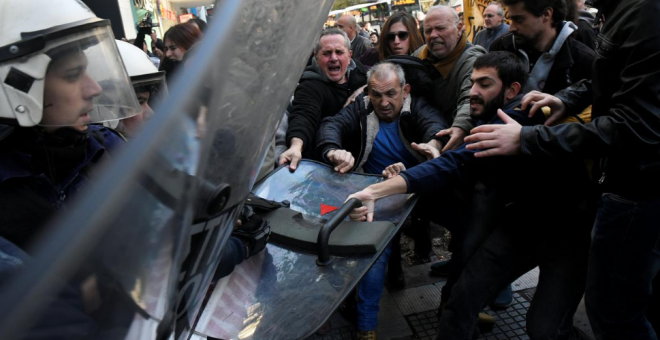 Manifestantes griegos se enfrentan a la Policía durante una subasta pública, en 2017. / REUTERS - ALEXANDROS AVRAMIDIS