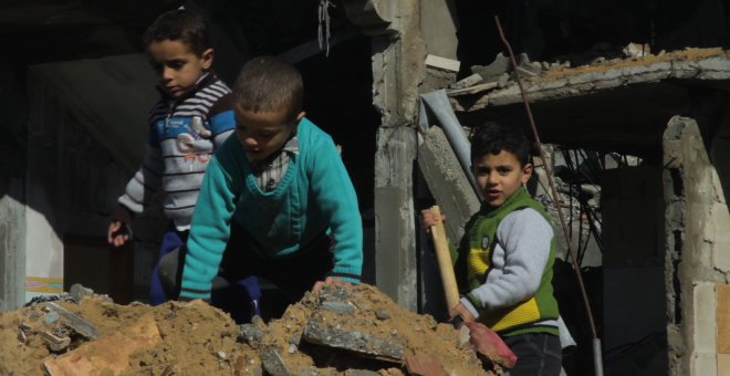 Fotograma del corto documental nominado a los Goya 'Gaza. Una mirada a los ojos de la barbarie' en el que varios niños juegan en una vivienda en ruinas. /El Retorno Producciones