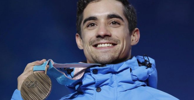 El patinador Javier Fernández posa con la histórica medalla de bronce olímpica. (EP)