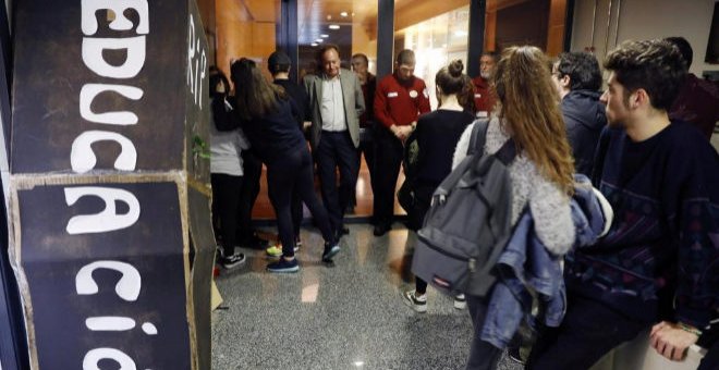 Encierro de alumnas en la Facultad de Filosofía y Ciencias de la Educación de la UV | EFE