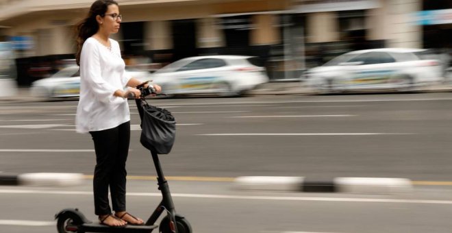 Una mujer usa un patinete eléctrico. EFE/Archivo